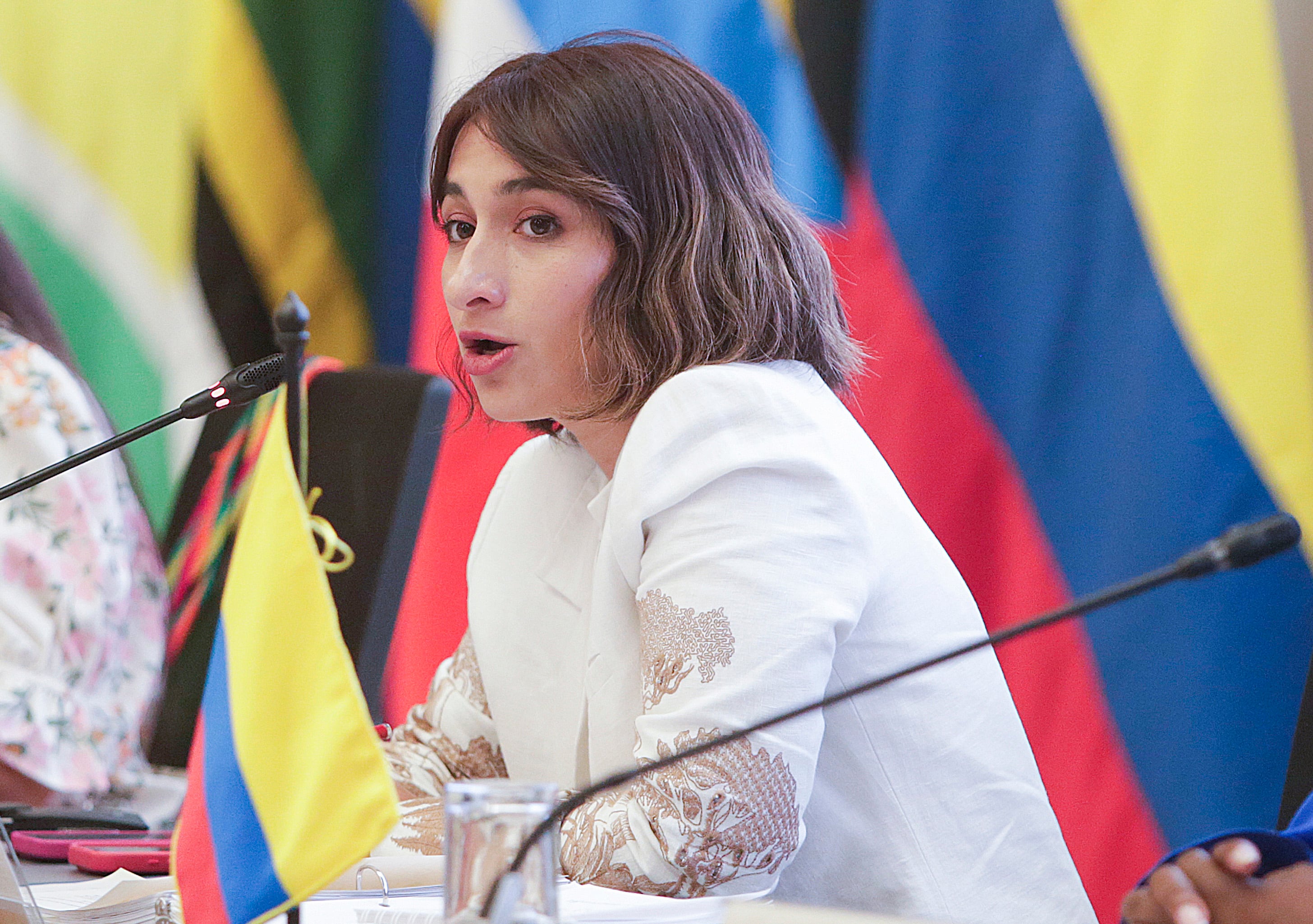 AME572. BOGOTÁ (COLOMBIA), 03/07/2025.- Fotografía de archivo del 28 de mayo de 2025 que muestra a la entonces canciller de Colombia, Laura Sarabia, hablando en la III Cumbre Ministerial Colombia-Caricom, en Cartagena (Colombia). El contrato para la fabricación de los pasaportes colombianos, que este jueves llevó a la renuncia de la canciller, Laura Sarabia, se convirtió en un dolor de cabeza para el Gobierno en un ministerio que históricamente había estado alejado de las intrigas políticas. EFE/ Ricardo Maldonado Rozo /ARCHIVO