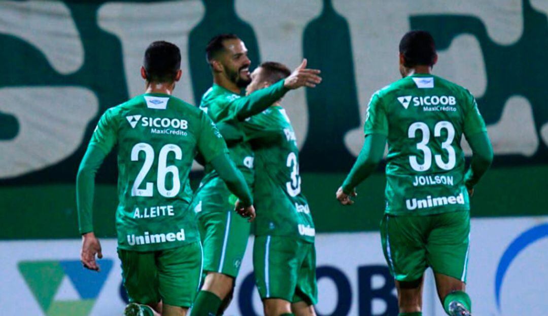 Plantilla del Chapecoense durante un partido ante Avaí por el campeonato Santa Catarina.