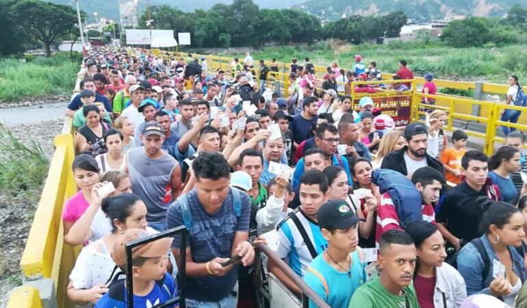 Venezolanos ingresando a Colombia por el puente internacional Simón Bolívar
