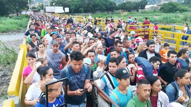 Venezolanos ingresando a Colombia por el puente internacional Simón Bolívar