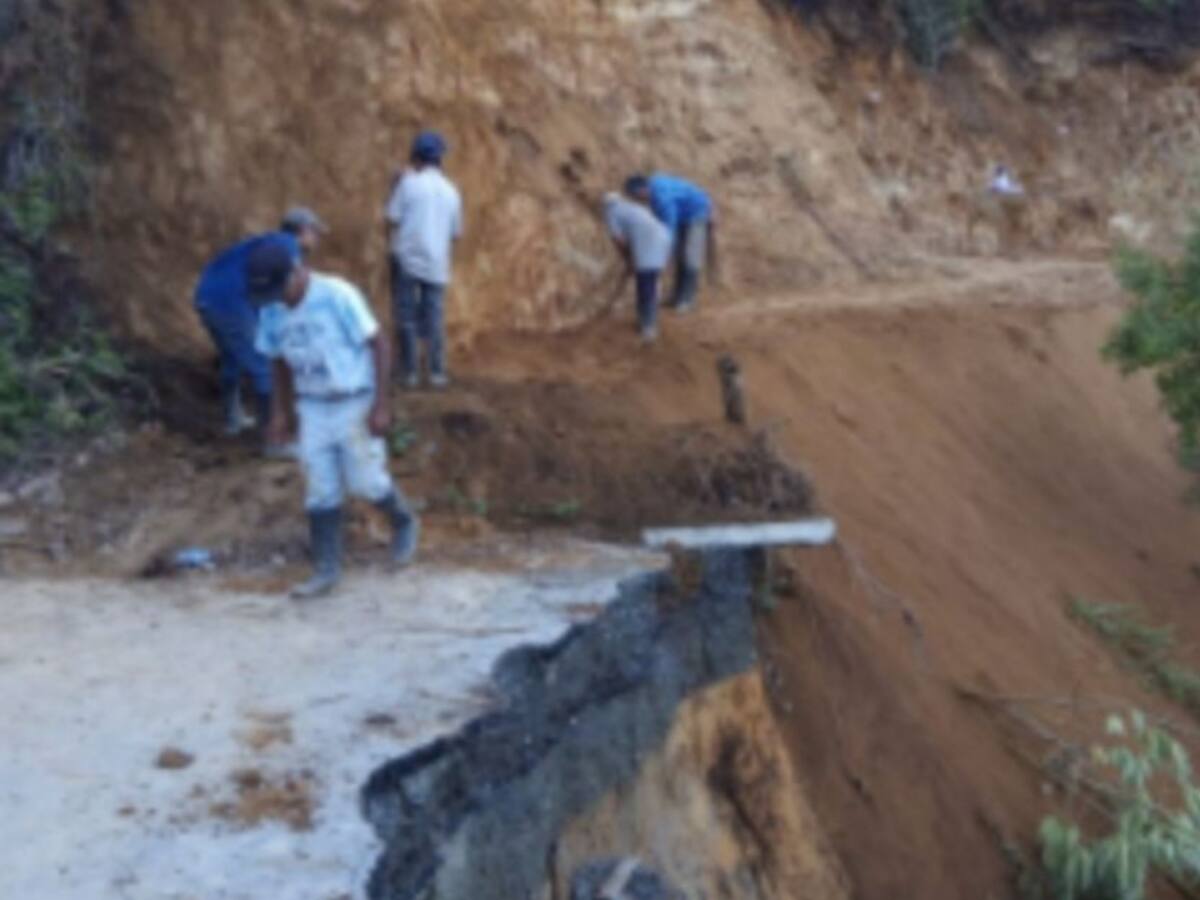 Ciudadanos intentan abrir paso en el sector Lavaderos de manera irregular