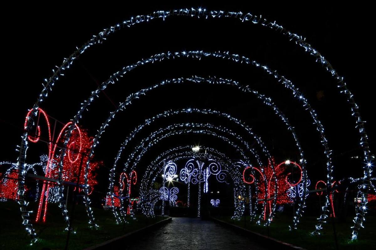 La capital del país ya está lista para la época de fin de año con sus diferentes luces y decoraciones por todas las calles de la ciudad.