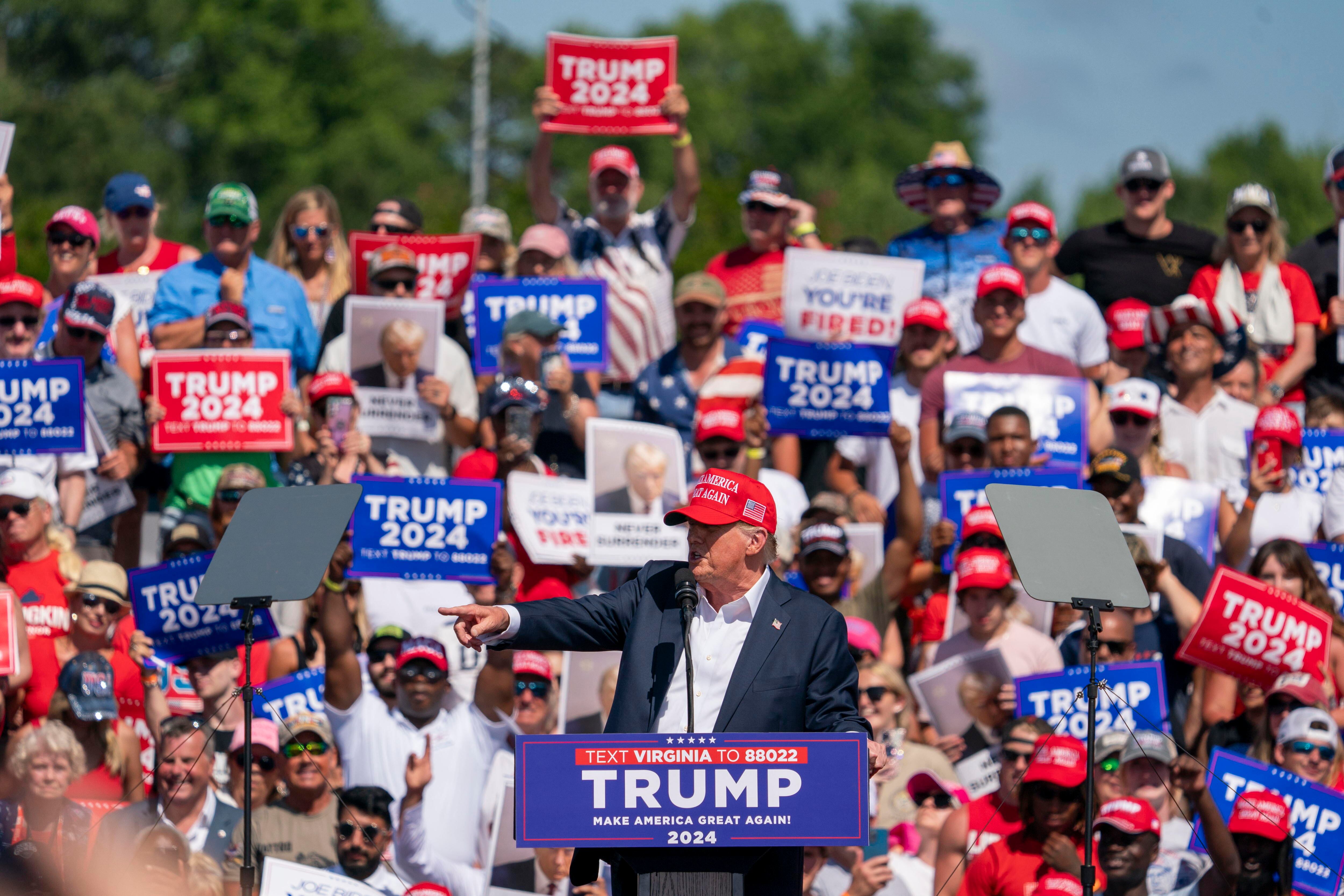 Chesapeake (United States), 28/06/2024.- Former US President Donald J. Trump delivers remarks during a campaign rally at the Greenbriar Farms in Chesapeake, Virginia, USA, 28 June 2024. This is former President Trump's first rally following last night's Presidential debate in Atlanta.