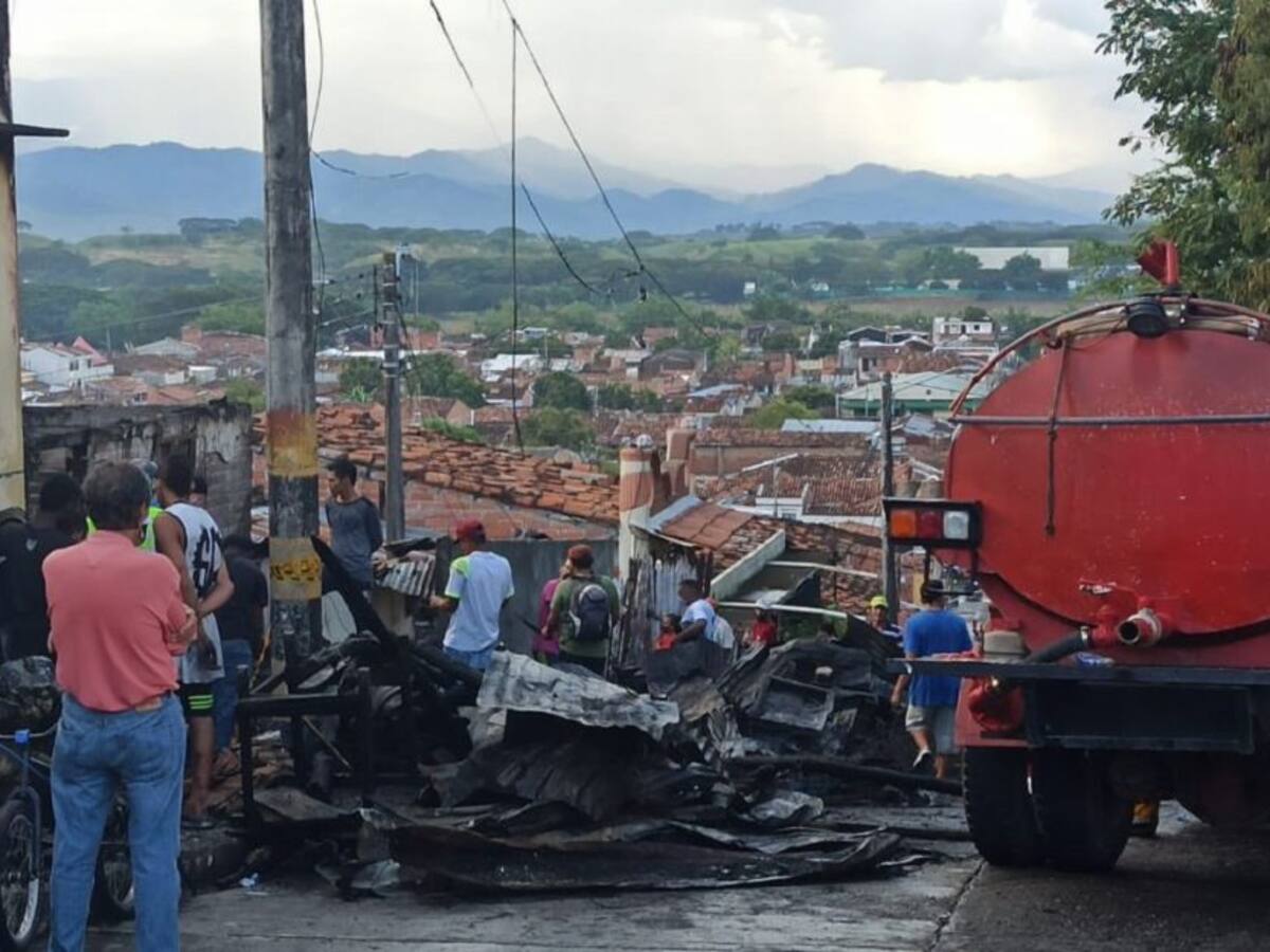 Incendio en Cartago deja 5 viviendas afectadas y un CAI de la policía
