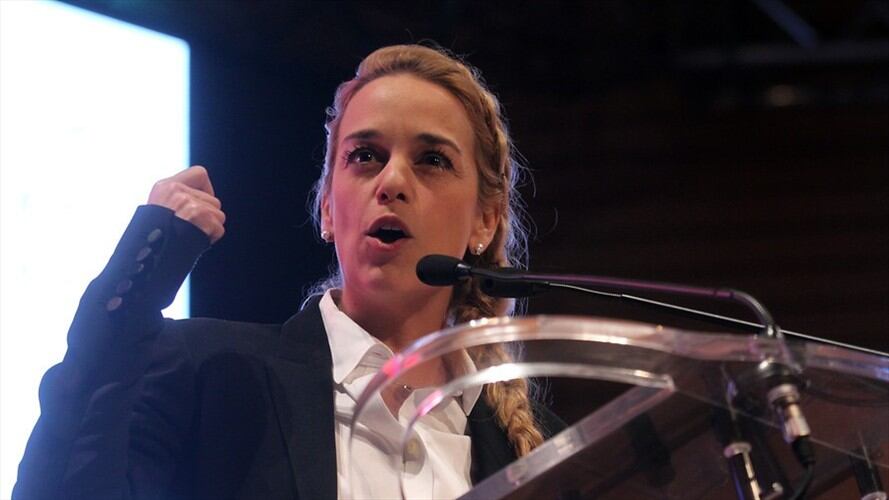 Lilian Tintori, esposa de Leopoldo López, durante el lanzamiento del libro "Preso pero libre" en Bogotá. Foto: Colprensa