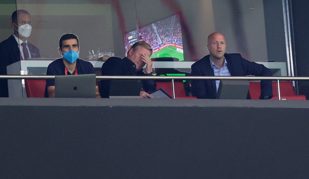 Ronald Koeman se lamenta en las tribunas del Wanda Metropolitano.
