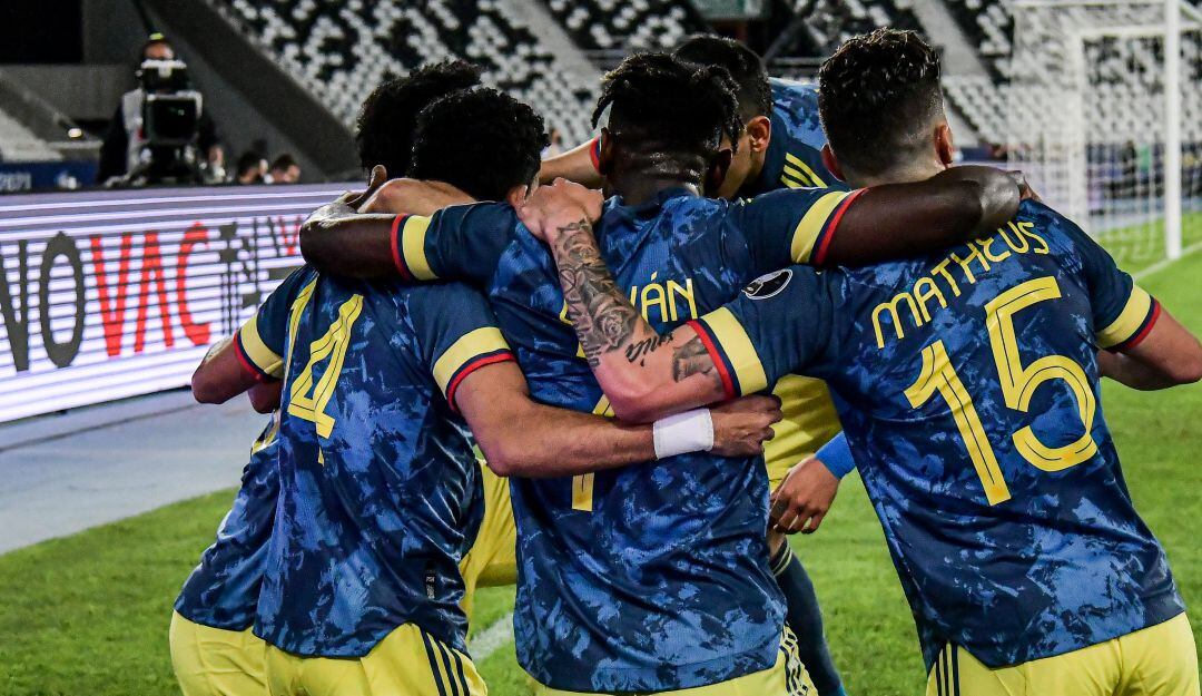 Los jugadores de la Selección Colombia festejan el gol ante Brasil.