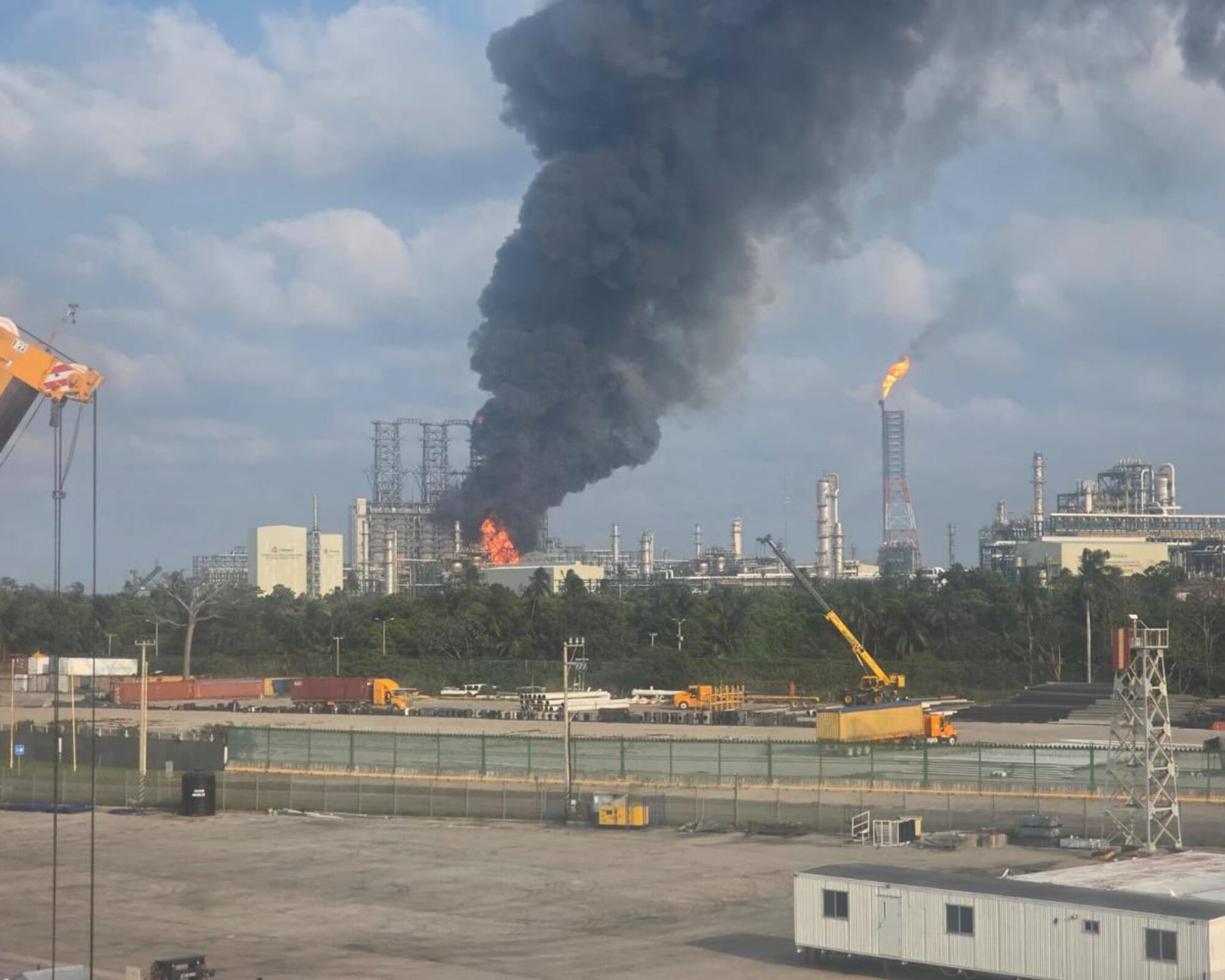 El incendio, que no dejó víctimas, se registró en una bodega de desechos derivados de la producción de combustibles.
(Foto: Cortesía)