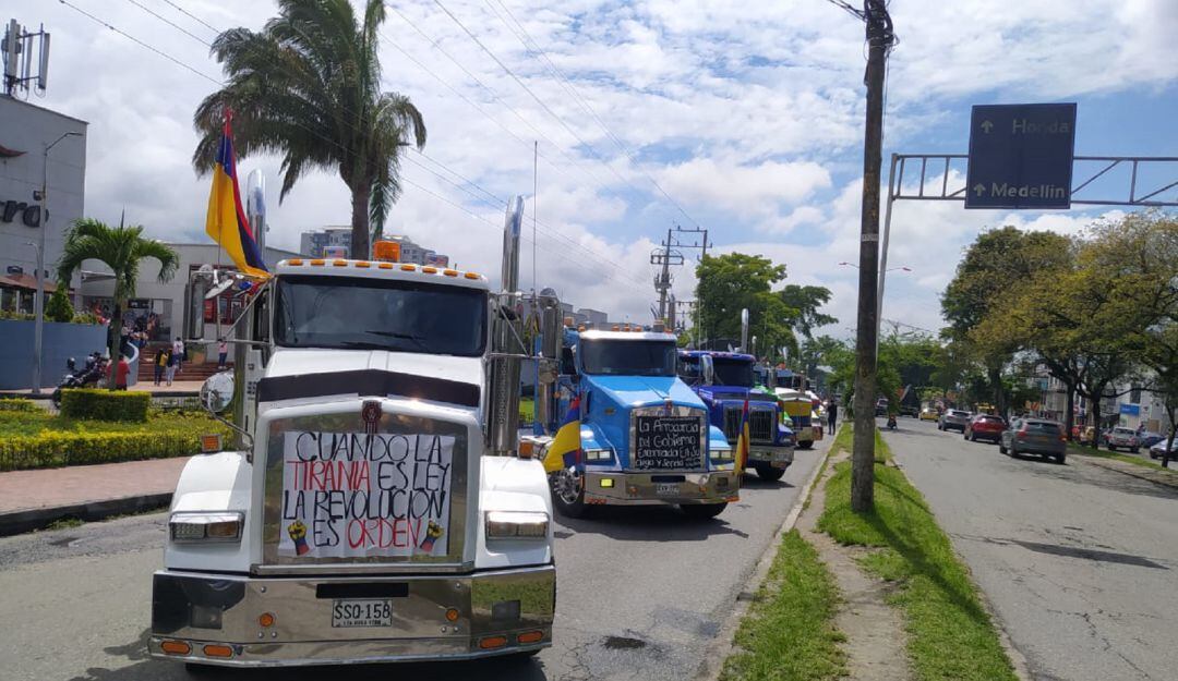Los bloqueos de los camioneros siguen en Ibagué. 