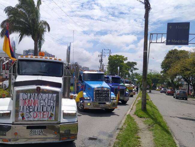 Los bloqueos de los camioneros siguen en Ibagué. 