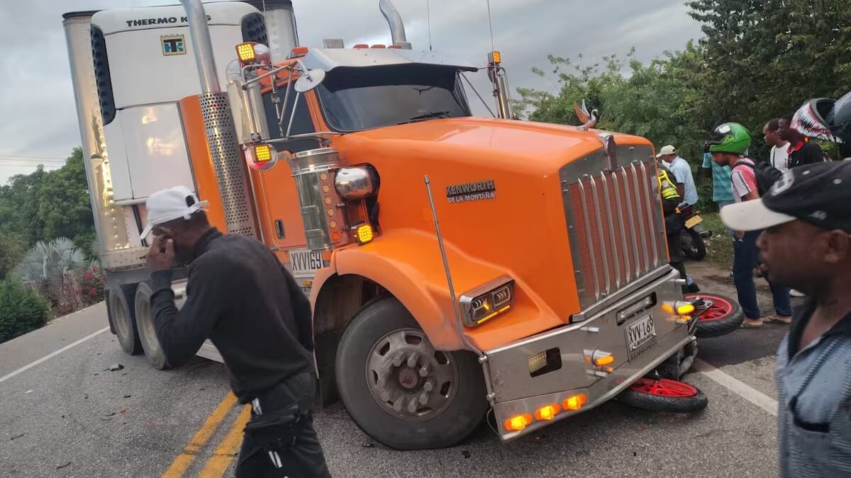 El accidente ocurrió en la Troncal de Occidente, a las afueras de San Basilio de Palenque en la vía que conecta con el viso. // Colprensa