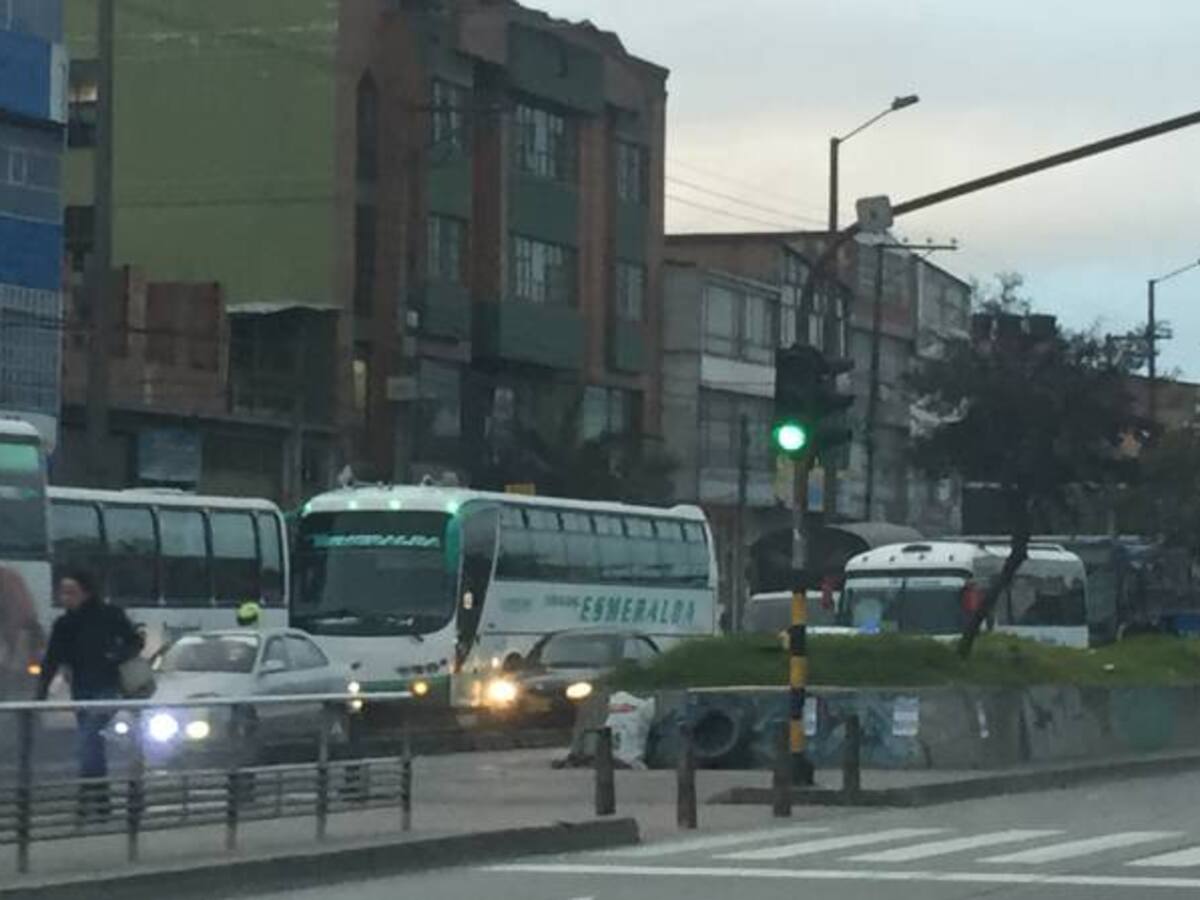 Enorme trancón en Avenida Ciudad de Cali por accidente de un bus del Sitp