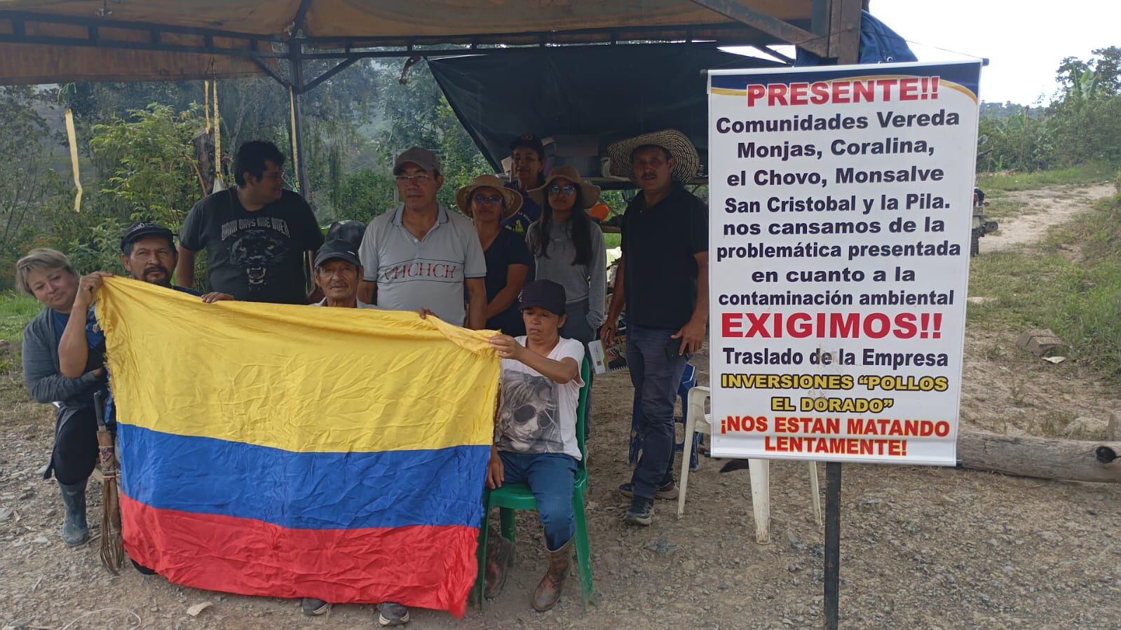 Los habitantes de seis veredas adelantan una manifestación pacífica en Moniquirá, Boyacá, en protesta a los galpones de Pollos El Dorado por contaminación ambiental / Foto: Suministrada.