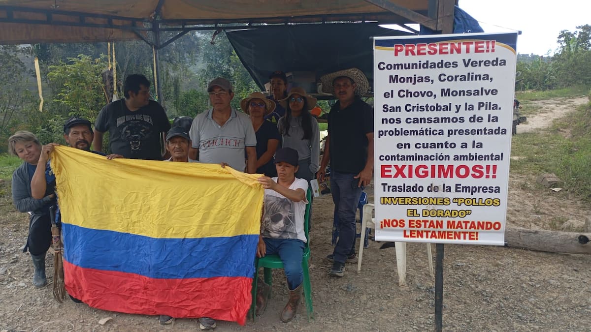 Manifestantes piden cerrar los galpones de Pollos El Dorado en Moniquirá, Boyacá