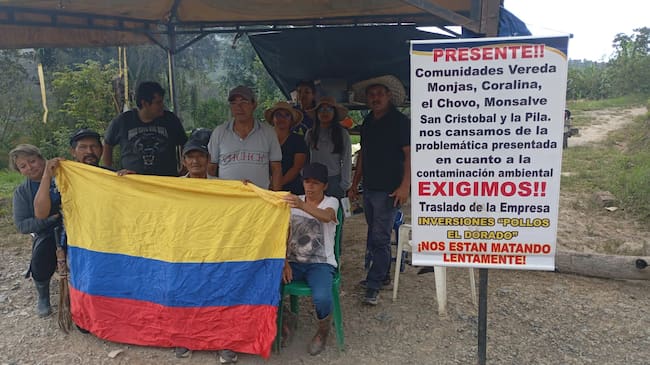 Los habitantes de seis veredas adelantan una manifestación pacífica en Moniquirá, Boyacá, en protesta a los galpones de Pollos El Dorado por contaminación ambiental / Foto: Suministrada.