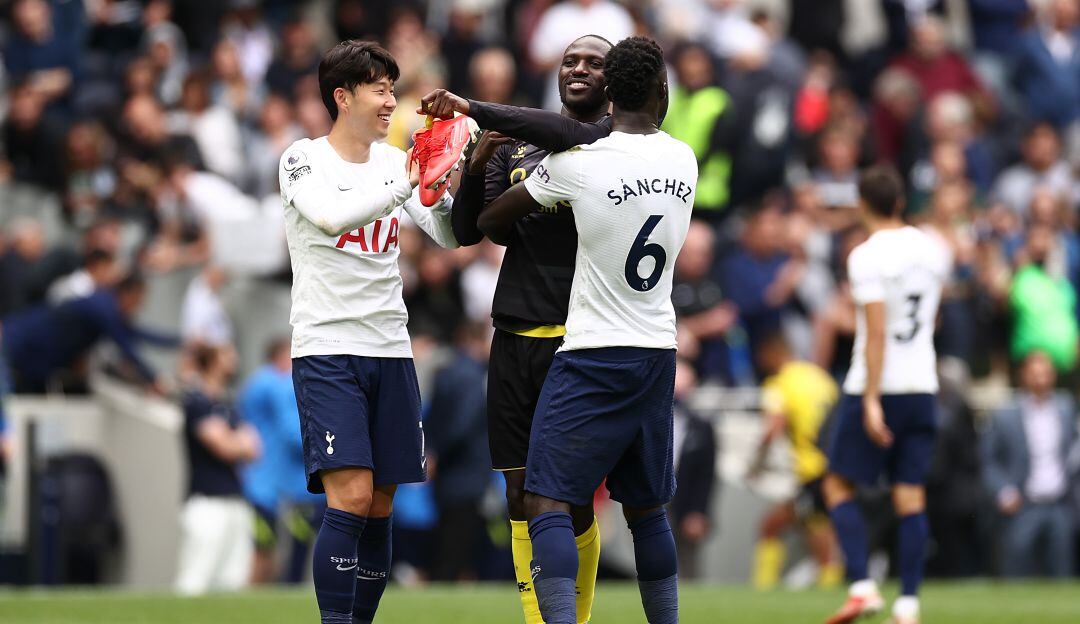 Son and Davinson Sanchez del Tottenham Hotspur con Moussa Sissoko del Watford