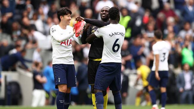 Son and Davinson Sanchez del Tottenham Hotspur con Moussa Sissoko del Watford