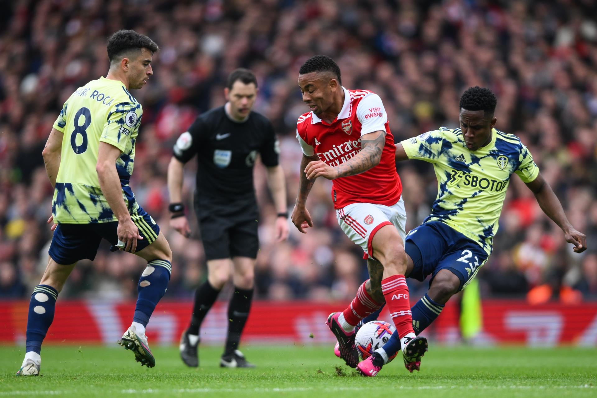 Luis Sinisterra disputa un balón a Gabriel Jesus / EFE/Daniel Hambury