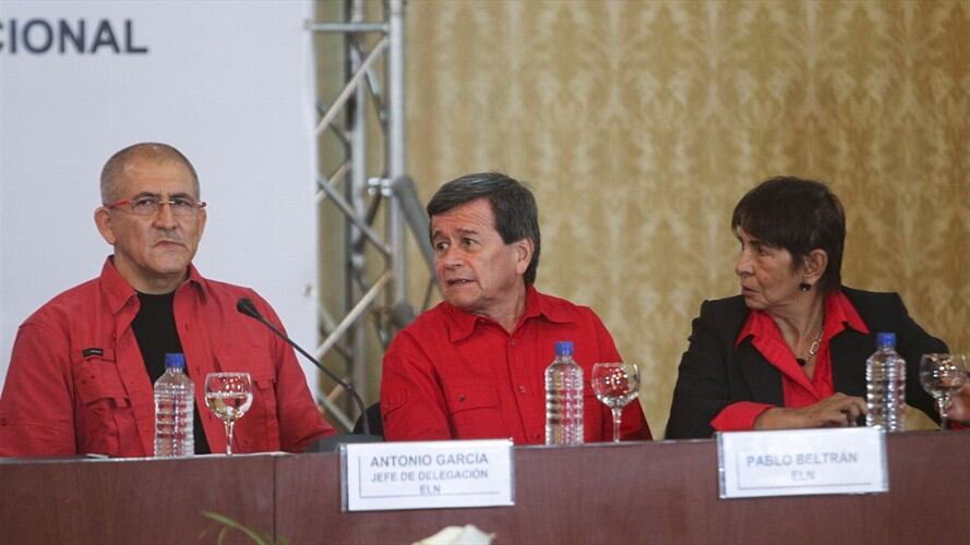 Los delegados del Ejército de Liberación Nacional Antonio García (i), Pablo Beltrán (c) y María Elena Velazco (d). Foto: Agencia EFE