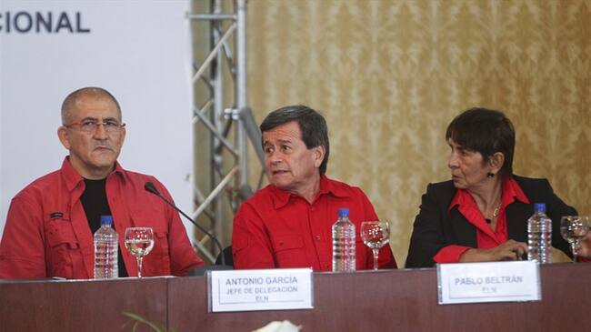 Los delegados del Ejército de Liberación Nacional Antonio García (i), Pablo Beltrán (c) y María Elena Velazco (d). Foto: Agencia EFE