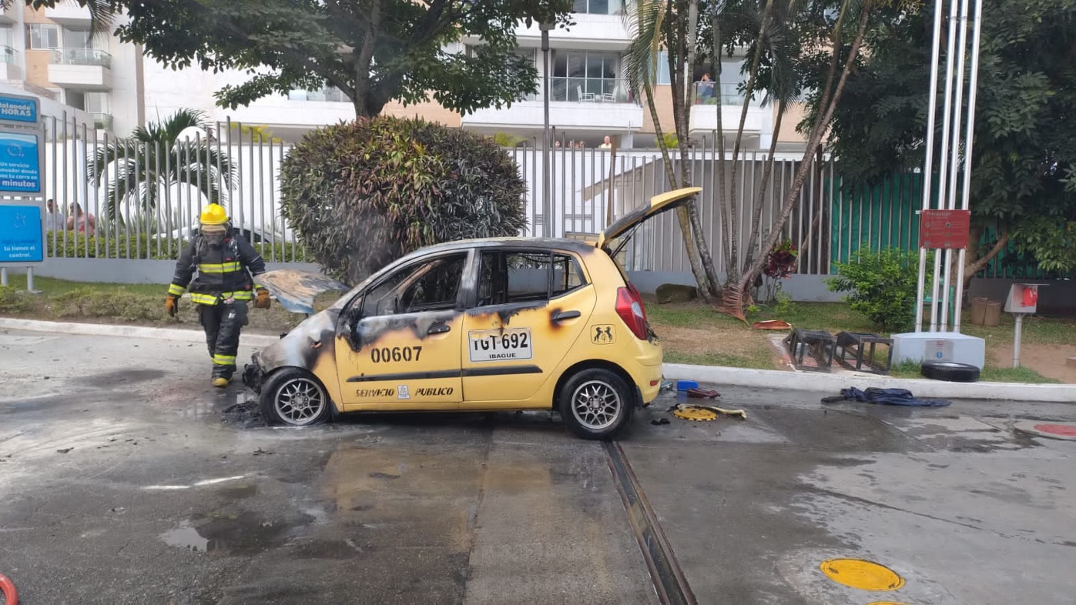 Taxi incinerado en Ibagué