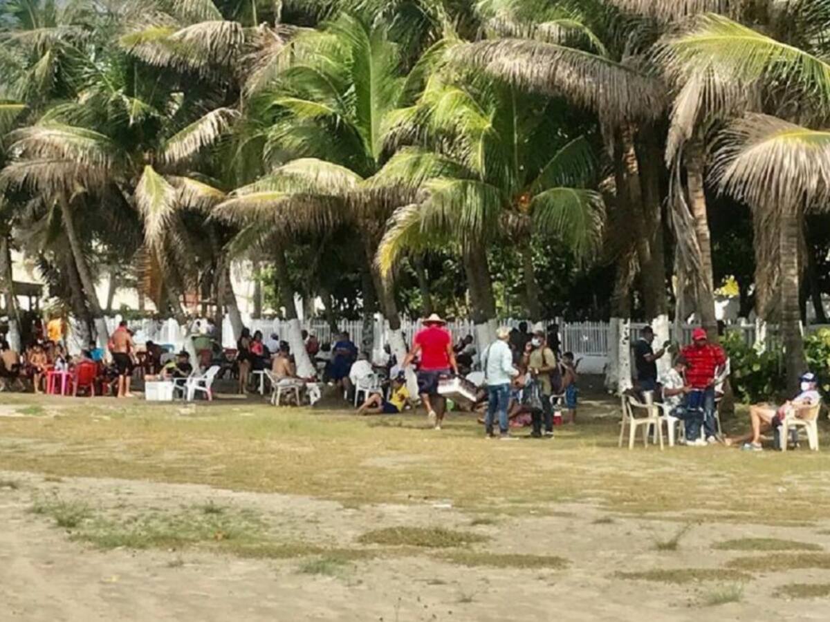 Bañistas sin control en Playa Hollywood de Cartagena