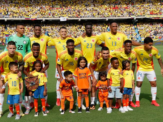 . BARRANQUILLA (COLOMBIA), 06/06/2025.- Jugadores de Colombia forman este viernes, en un partido por las eliminatorias sudamericanas para el Mundial 2026 entre las selecciones de Colombia y Perú en el estadio Metropolitano en Barranquilla (Colombia). EFE/Mauricio Dueñas Castañeda