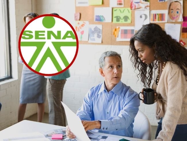 Persona explicando a otra sobre mercadeo // Getty images // logo de SENA