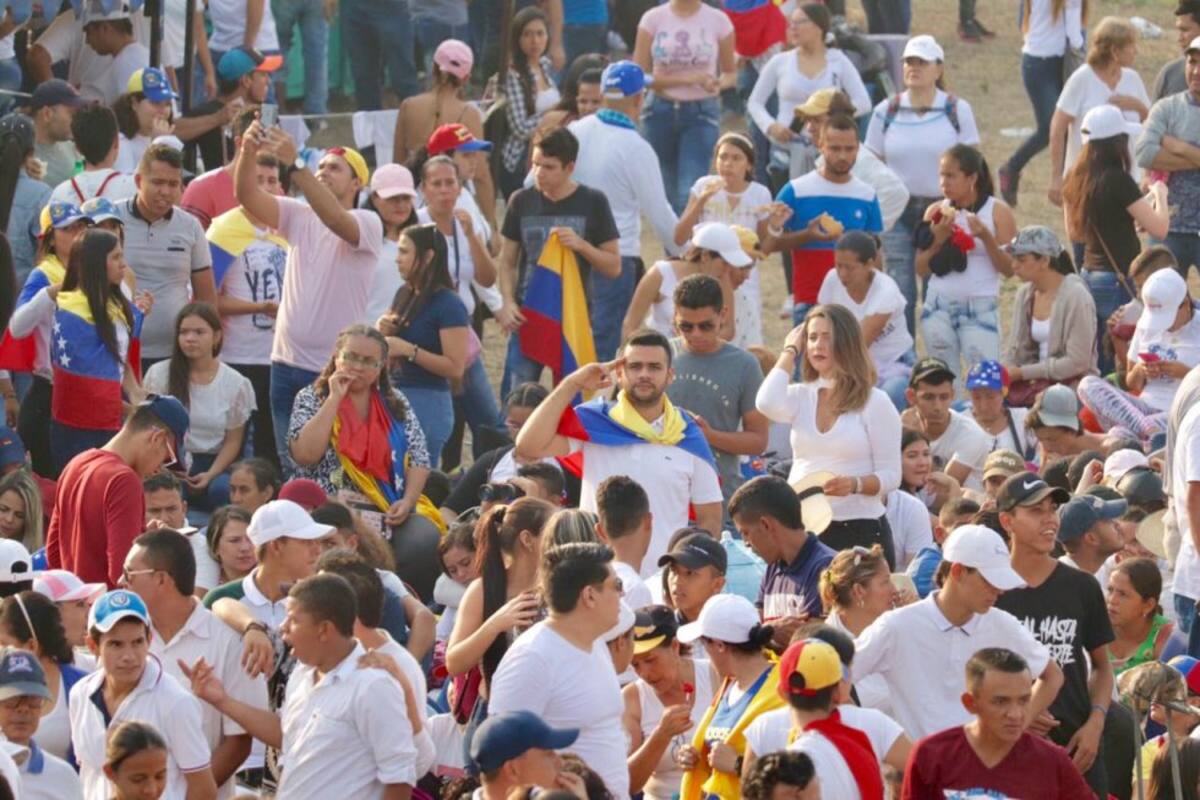 Las banderas  venezolanas en los hombros de la gente 