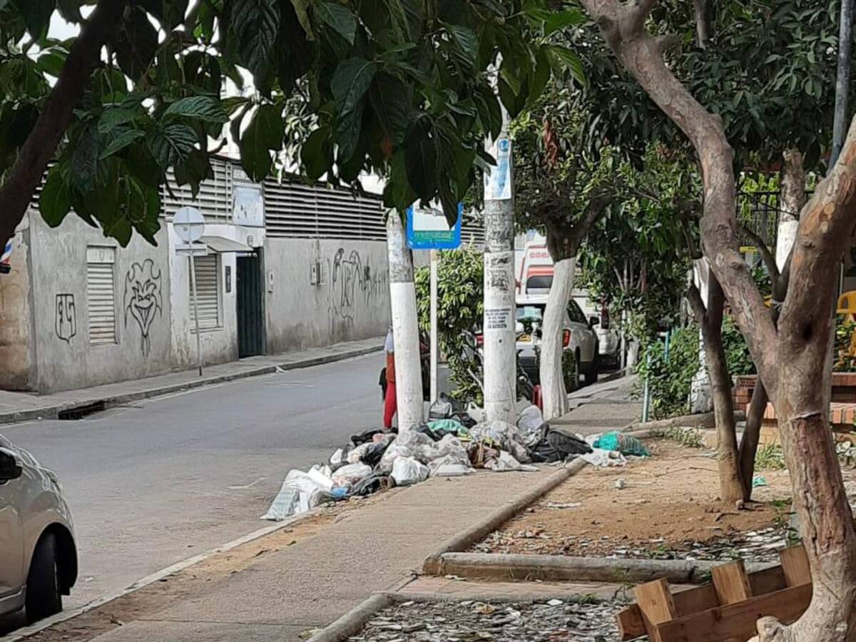 Parada de Metrolínea se ha convertido en un botadero de basuras