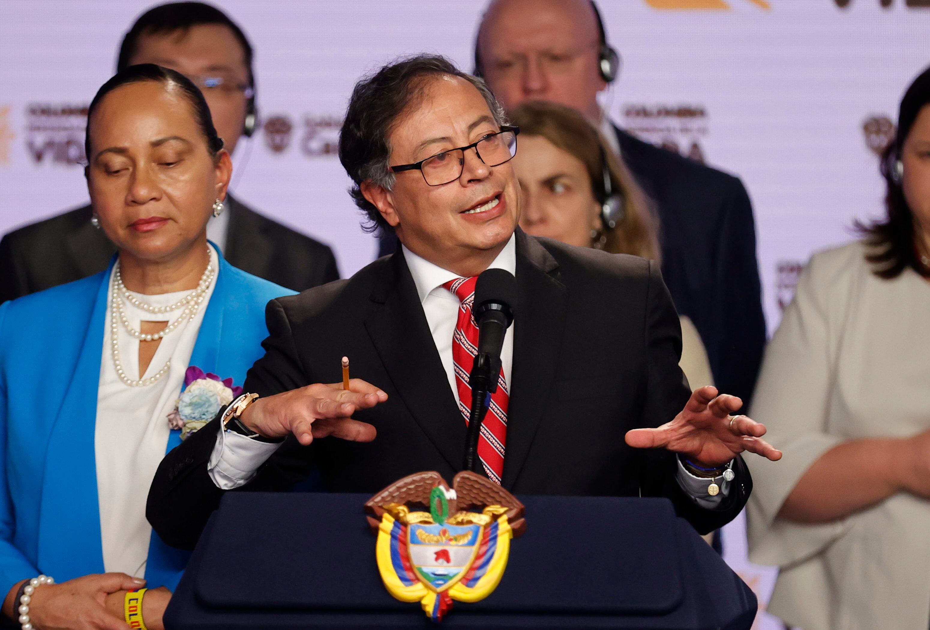 AME7087. BOGOTÁ (COLOMBIA), 08/02/2024.- El presidente de Colombia, Gustavo Petro, habla hoy durante una rueda de prensa en Bogotá (Colombia). Los miembros del Consejo de Seguridad de la ONU halagaron este jueves, en el comienzo de su tercera visita a Colombia, los esfuerzos del país por implementar el acuerdo de paz de 2016 y también por las negociaciones en marcha con otros grupos armados. "La política de paz integral de Colombia está dando un ejemplo para el mundo", resaltó la representante de Suiza ante el Consejo de Seguridad, Pascale Baeriswyl, en una rueda de prensa tras reunirse en la Casa de Nariño (sede del Ejecutivo), con el presidente colombiano, Gustavo Petro. EFE/ Mauricio Dueñas Castañeda