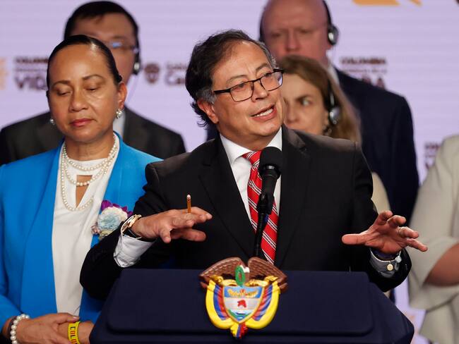 AME7087. BOGOTÁ (COLOMBIA), 08/02/2024.- El presidente de Colombia, Gustavo Petro, habla hoy durante una rueda de prensa en Bogotá (Colombia). Los miembros del Consejo de Seguridad de la ONU halagaron este jueves, en el comienzo de su tercera visita a Colombia, los esfuerzos del país por implementar el acuerdo de paz de 2016 y también por las negociaciones en marcha con otros grupos armados. "La política de paz integral de Colombia está dando un ejemplo para el mundo", resaltó la representante de Suiza ante el Consejo de Seguridad, Pascale Baeriswyl, en una rueda de prensa tras reunirse en la Casa de Nariño (sede del Ejecutivo), con el presidente colombiano, Gustavo Petro. EFE/ Mauricio Dueñas Castañeda