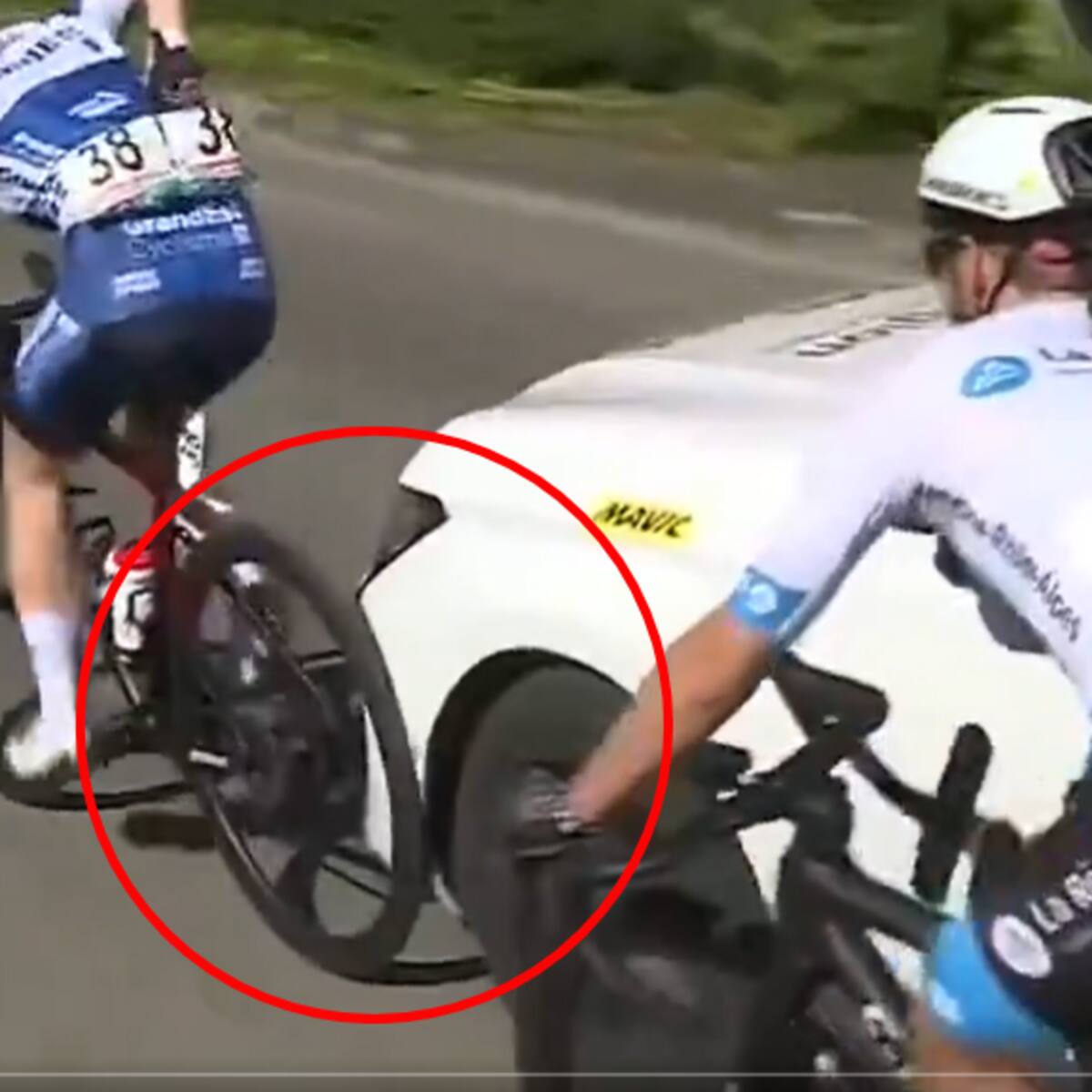 Video: ciclista subcampeona fue atropellada en competencia por carro de rival