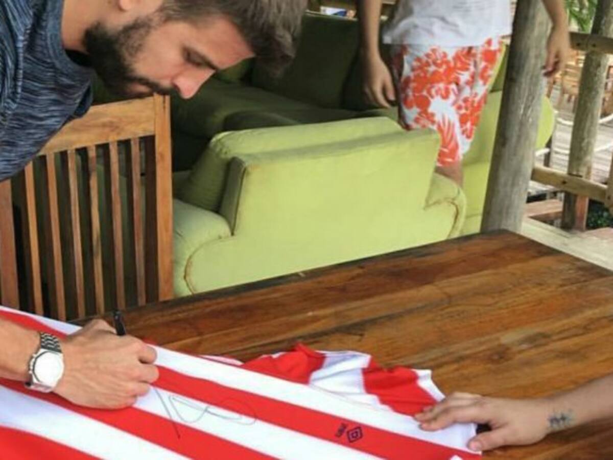 "Junior tu papá": Piqué al firmar camisetas del 'tiburón'