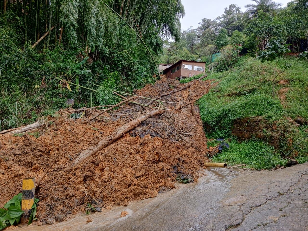 Deslizamiento de tierra La Estrella- foto Bomberos