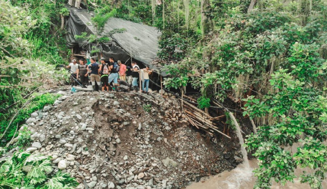 Búsqueda de mineros atrapados en un socavón e una vereda de Neira