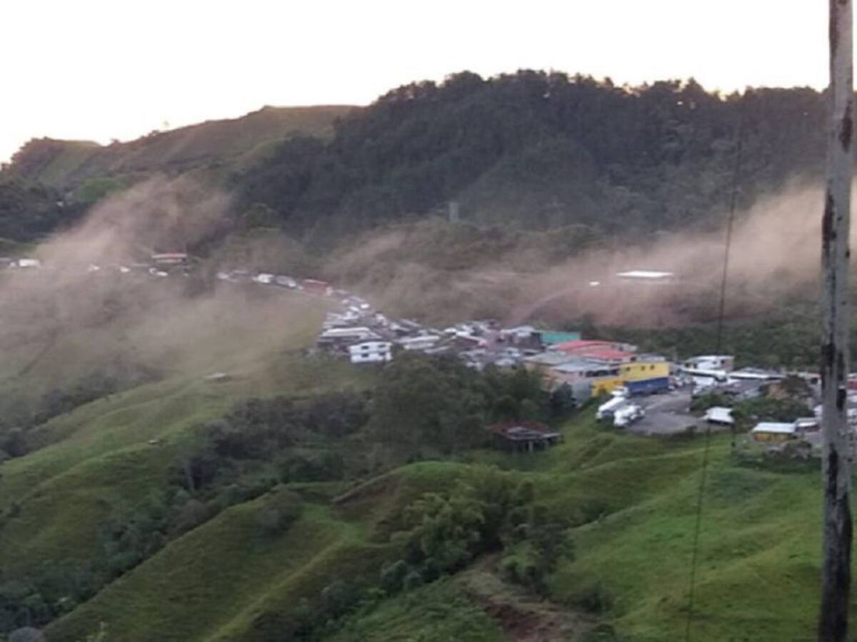 Reportan alto flujo vehicular en Alto de Letras, tras el cierre de La Línea