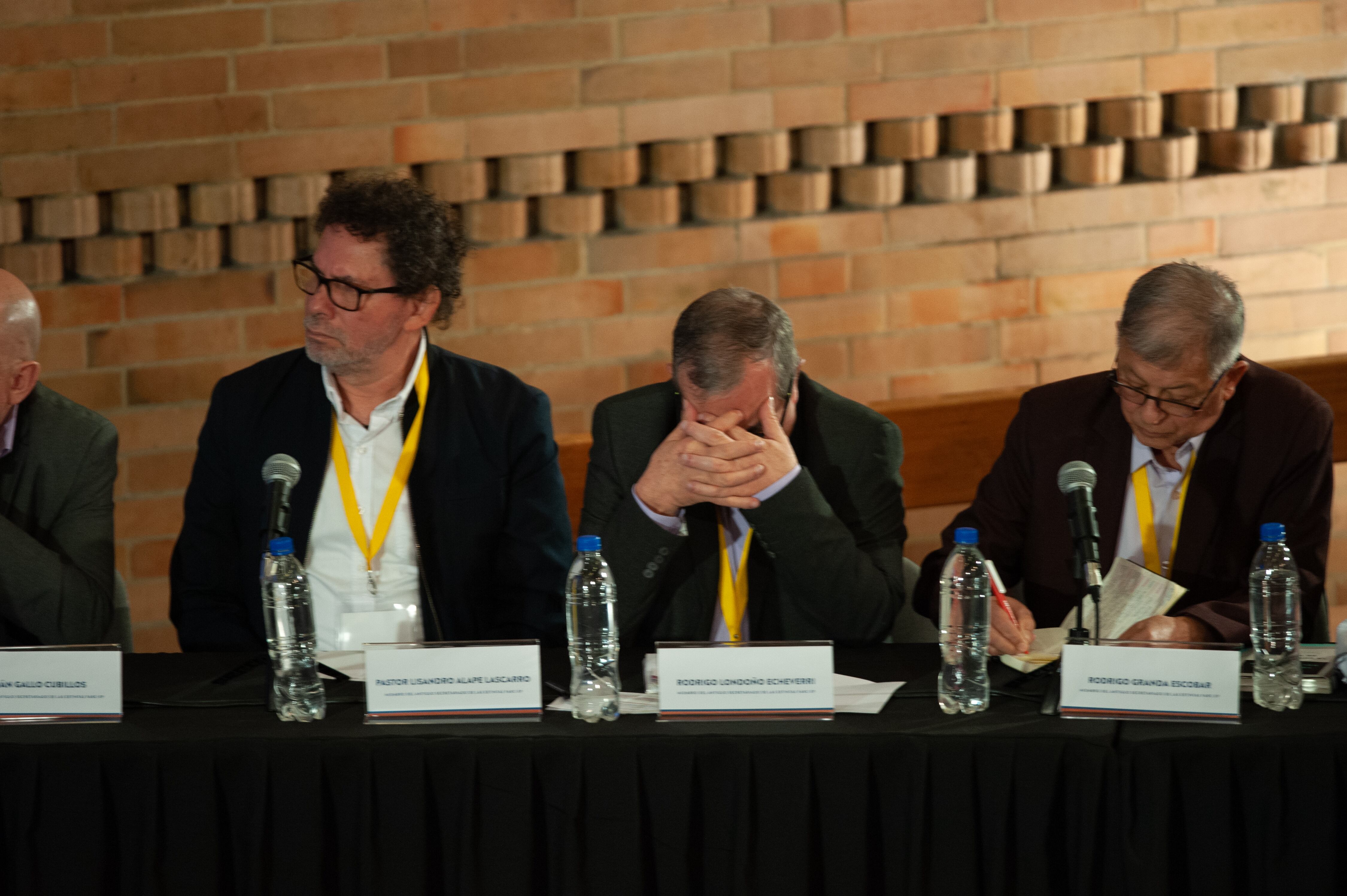 Exlíderes de las FARC hablan durante la aceptación de responsabilidad por los secuestros criminales cometidos durante su liderazgo en las ahora extintas Fuerzas Armadas Revolucionarias de Colombia (FARC) en Bogotá, Colombia, el 21 de junio de 2022. (Foto: Chepa Beltrán/Long Visual Press/Universal Images Group vía Getty Images)