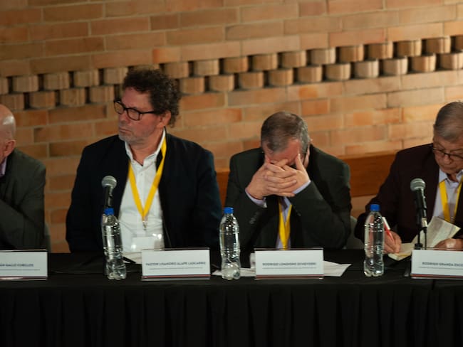 Exlíderes de las FARC hablan durante la aceptación de responsabilidad por los secuestros criminales cometidos durante su liderazgo en las ahora extintas Fuerzas Armadas Revolucionarias de Colombia (FARC) en Bogotá, Colombia, el 21 de junio de 2022. (Foto: Chepa Beltrán/Long Visual Press/Universal Images Group vía Getty Images)