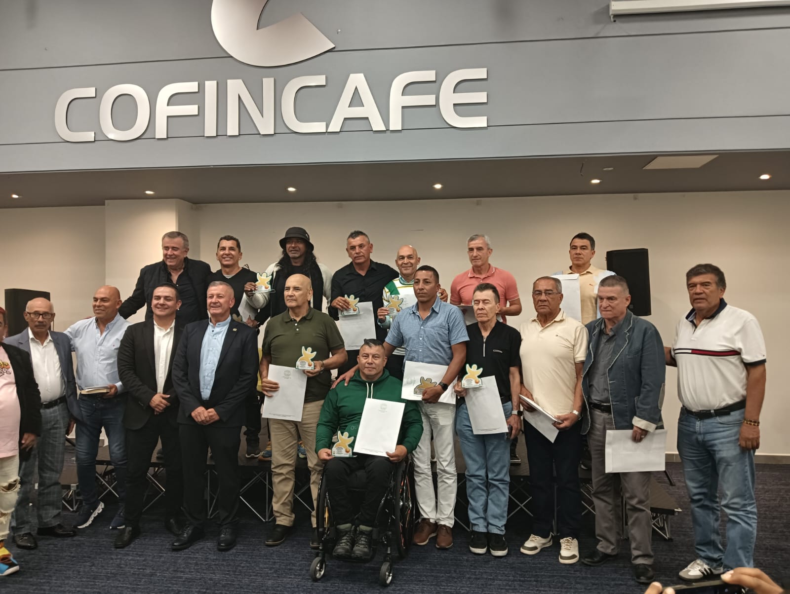 Exfutbolistas y exárbitros del Quindío junto al periodista Javier Hernández Bonnet y el exárbitro Fernando Panesso en foro en Armenia. Foto: Adrián Trejos