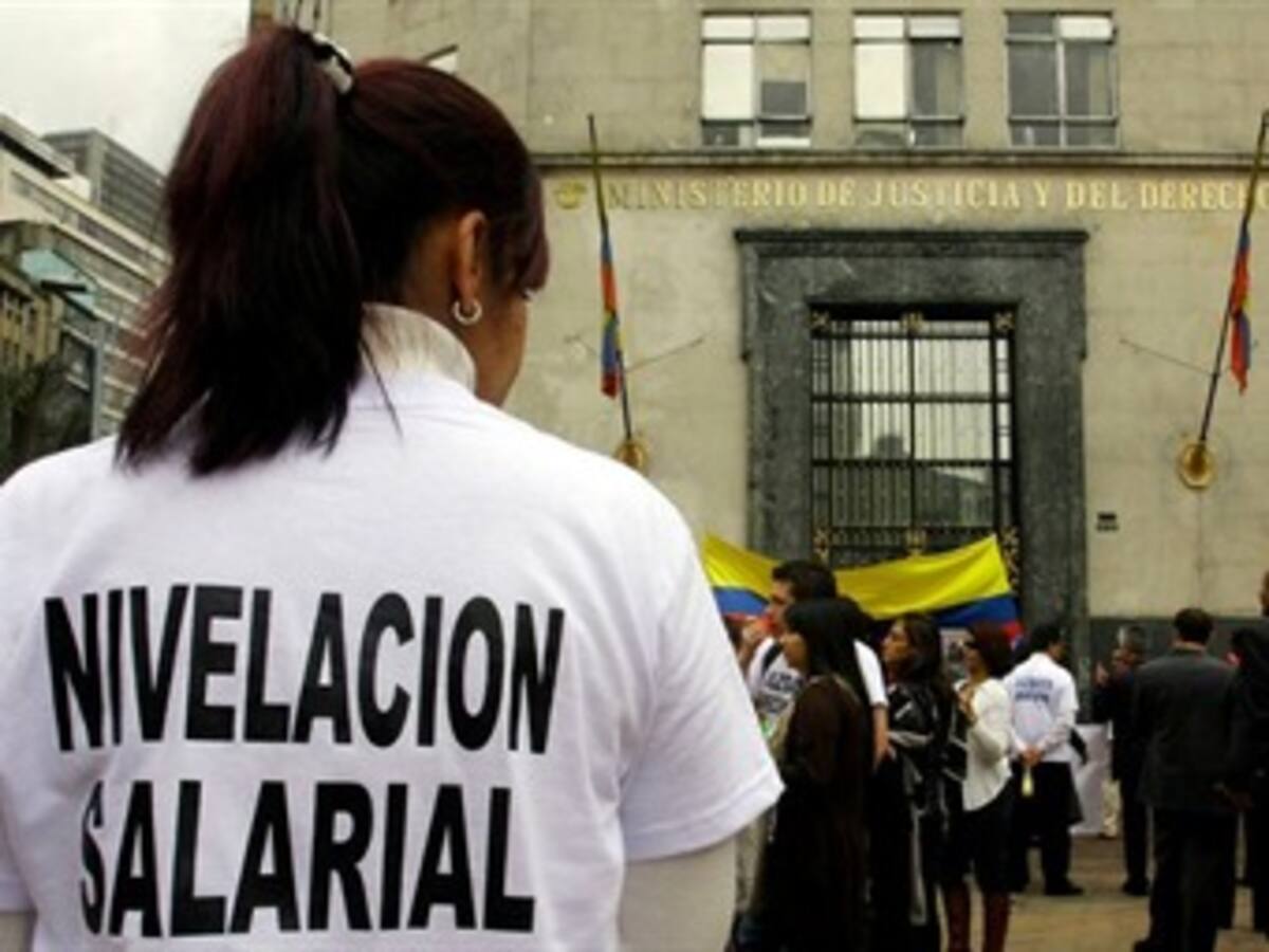 Funcionarios públicos en paro le deben a la Nación 144 horas de trabajo