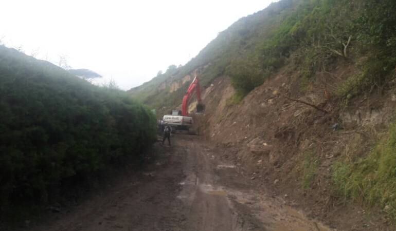 Labores de limpieza y remoción de escombros vía que conduce de Bábega(Silos) a Chitagá