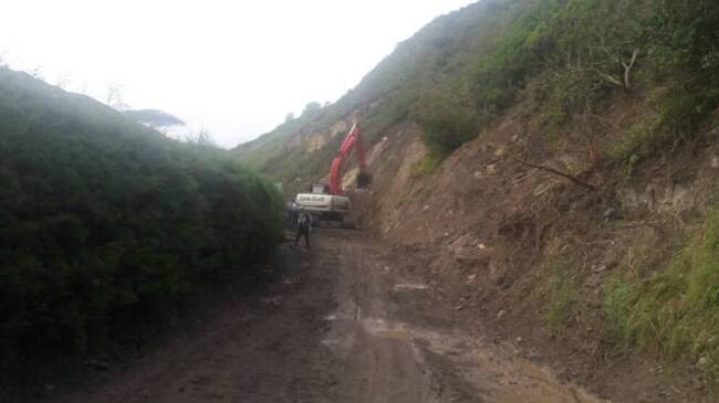 Labores de limpieza y remoción de escombros vía que conduce de Bábega(Silos) a Chitagá