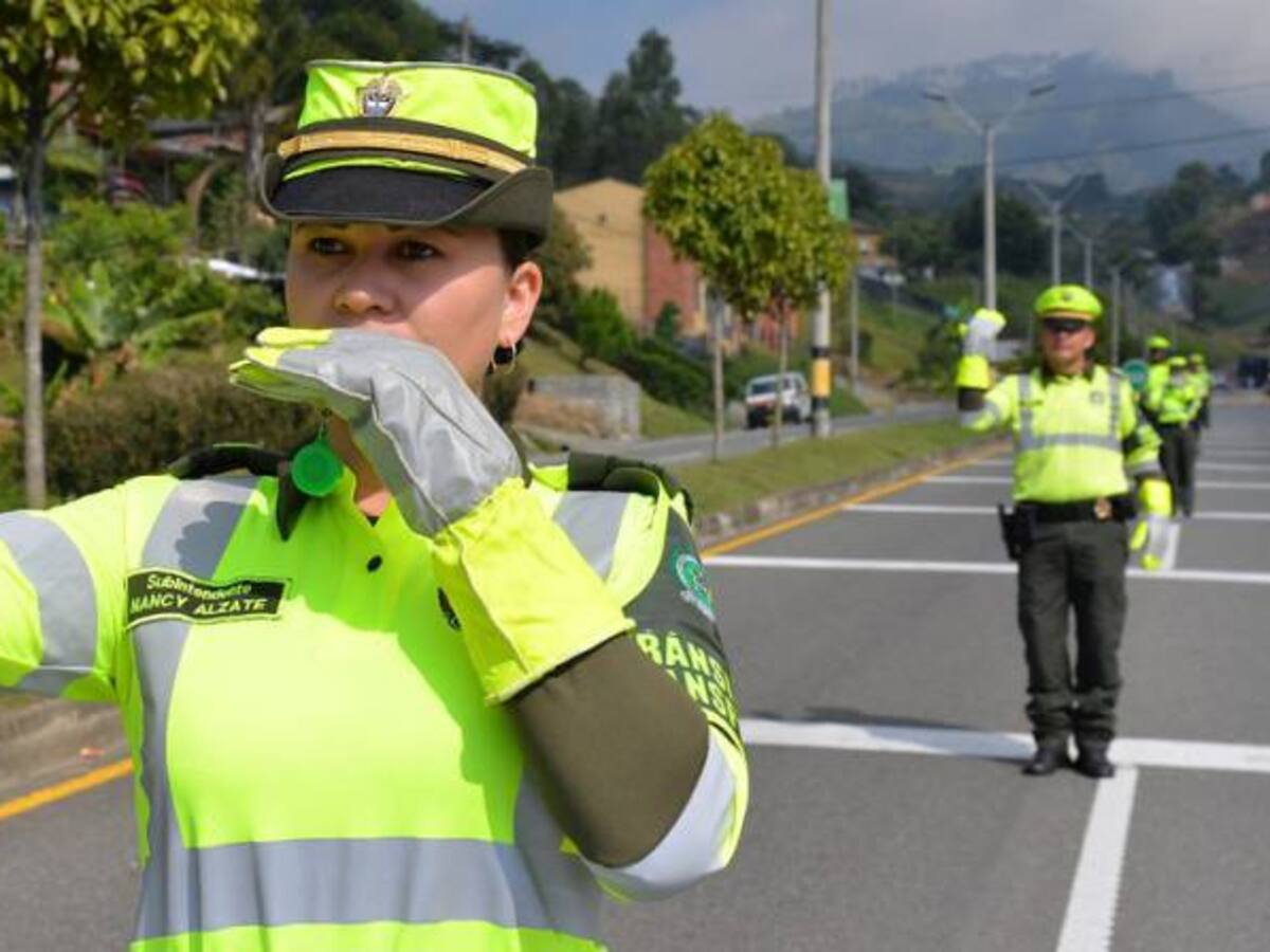 Suspenden a capitán que insultó a patrullera de tránsito en Bogotá