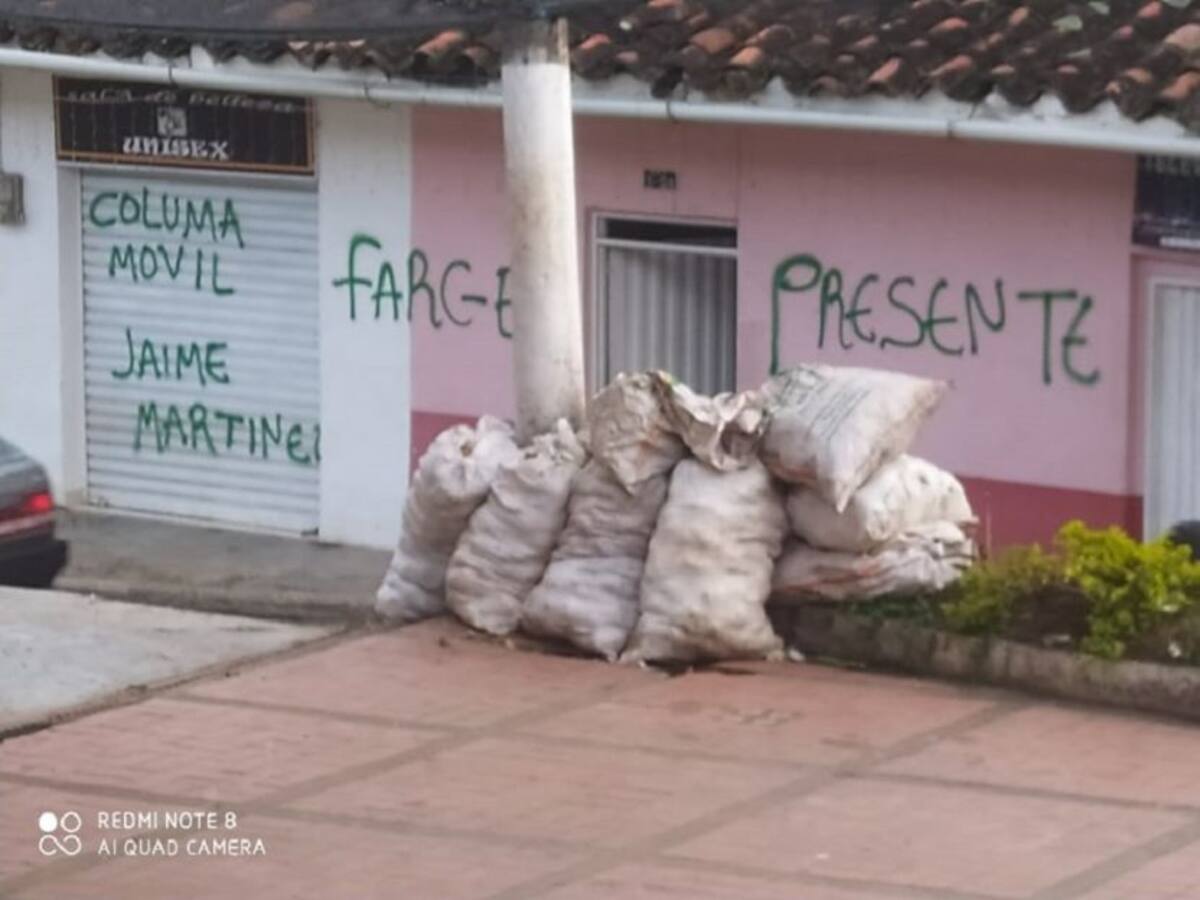 Pintan letreros alusivos a disidencias de las Farc en Mondomo, Cauca