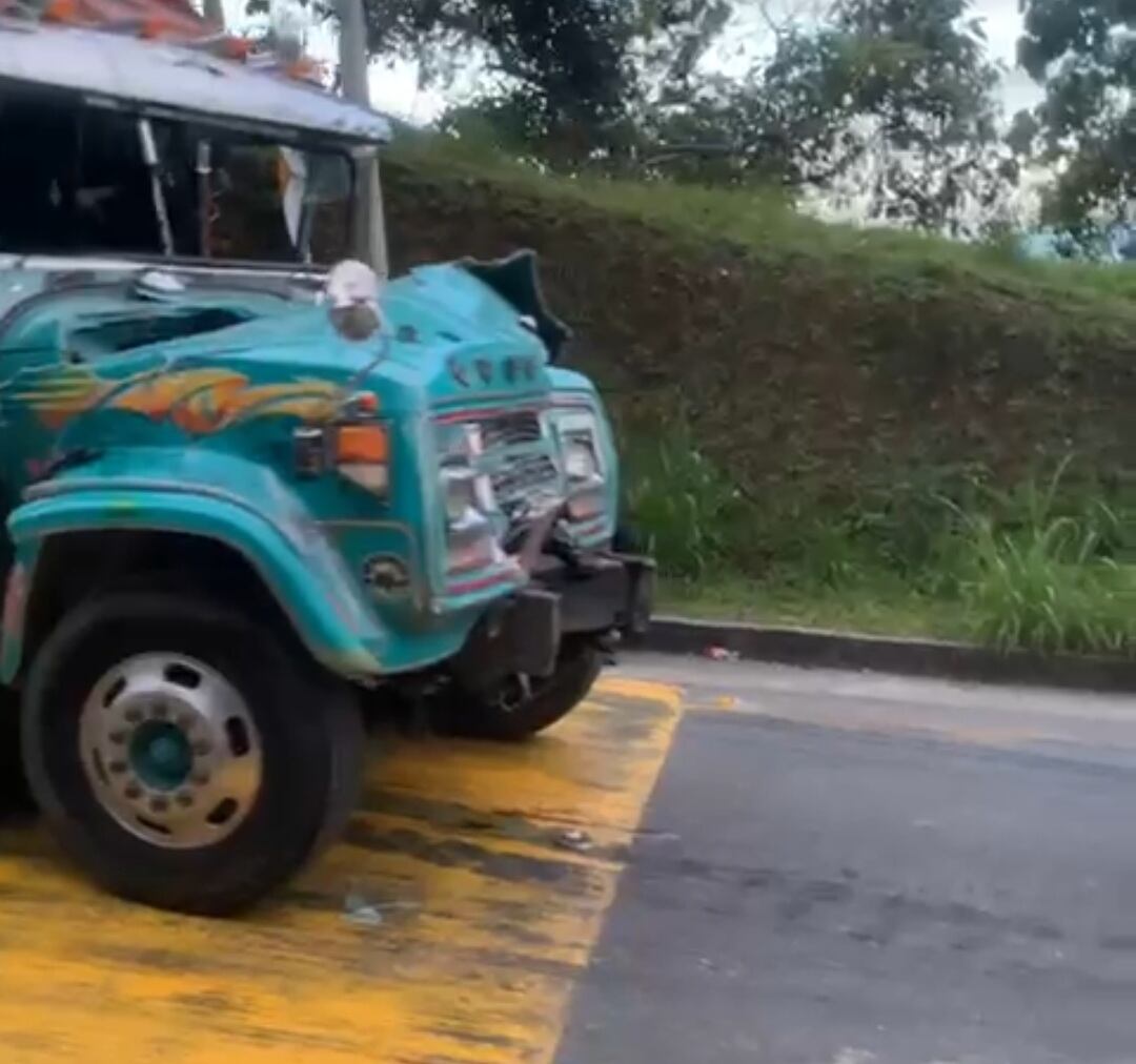 Así quedó la parte delantera de la chiva accidentada en la vía La Línea en Quindío. Foto: Cortesía Reporteros de la Línea