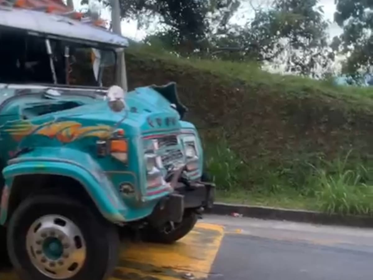 Tres personas heridas por accidente en la vía La Línea, en Quindío, por choque entre chiva y camión