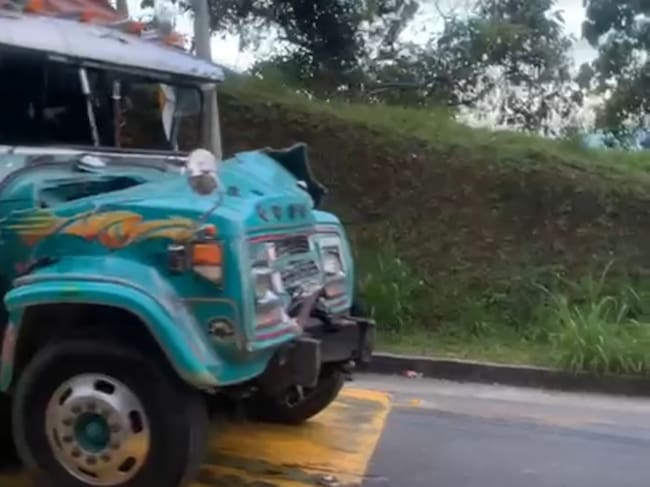 Así quedó la parte delantera de la chiva accidentada en la vía La Línea en Quindío. Foto: Cortesía Reporteros de la Línea