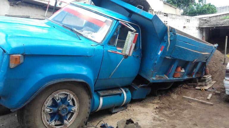 La volqueta que se hundió en la tierra en un parqueadero en el barrio San Felipe.