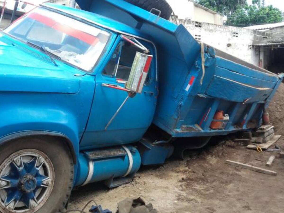 Volqueta se la “tragó la tierra” cuando intentaba descargar en Barranquilla